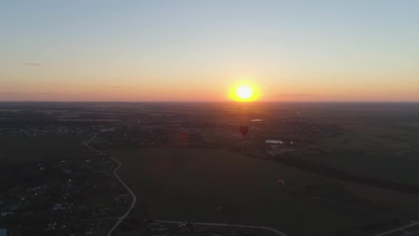 Hot air balloon shape heart in sky — Stock Video