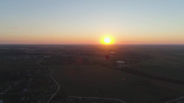 Ballon à air chaud forme coeur dans le ciel — Video