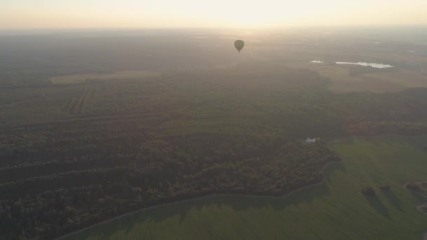 Horkovzdušný balón na obloze — Stock video