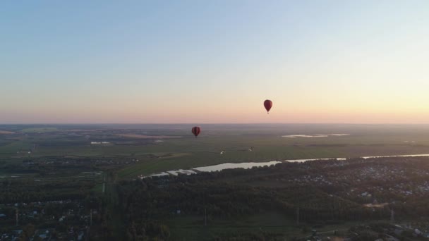 Hőlégballonok az égen — Stock videók
