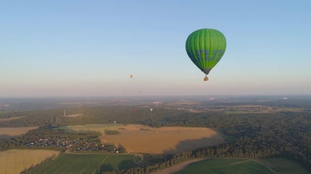 Αερόστατο θερμού αέρα στον ουρανό — Αρχείο Βίντεο