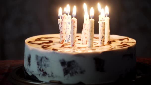 Pastel de cumpleaños con velas. — Vídeos de Stock