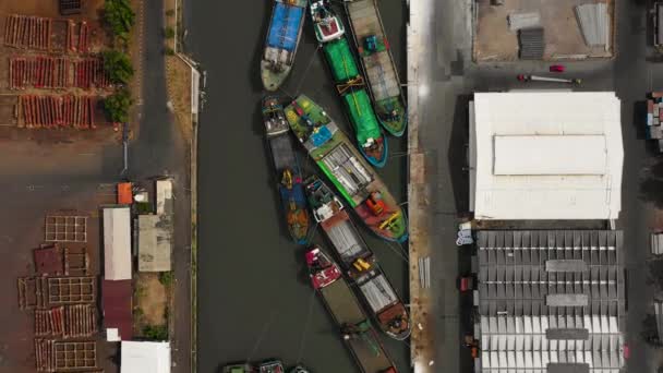 Грузовой и пассажирский морской порт в Сурабае, Яве, Индонезии — стоковое видео