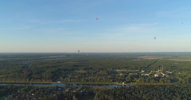 Globos de aire caliente en el cielo — Vídeo de stock