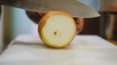 soğan el bıçakla keser