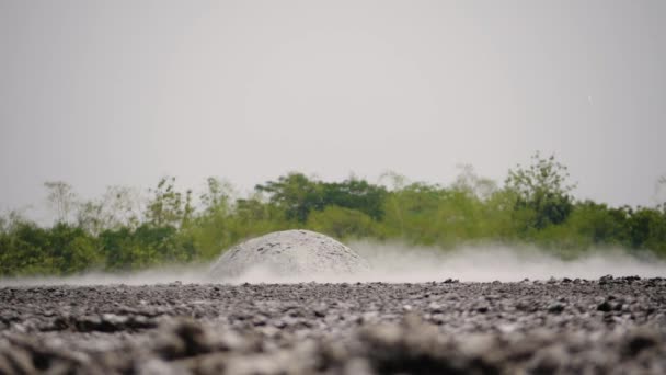 Volcan de boue avec bulle éclatante bledug kuwu. plateau volcanique avec activité géothermique et geysers, ralenti Indonésie java. vue aérienne paysage volcanique