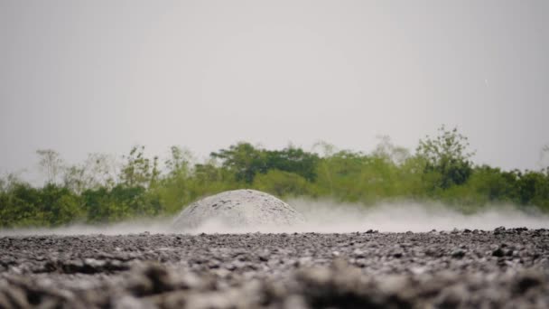 Mud Vulkaan Met Barstende Zeepbel Bloeden Kuwu Vulkanisch Plateau Met — Stockvideo