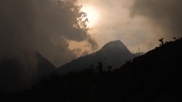 Siluety hory proti slunci — Stock video