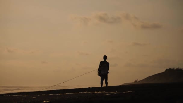 Pescador puxa rede para fora do oceano — Vídeo de Stock