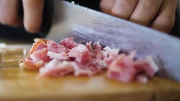 Нож рука режет мясо — стоковое видео
