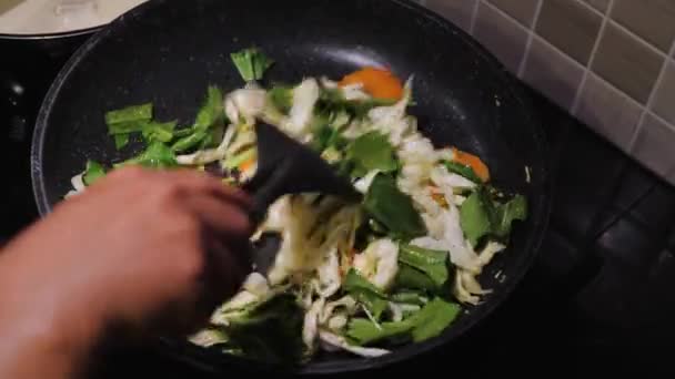 把蔬菜放在锅里煎 — 图库视频影像