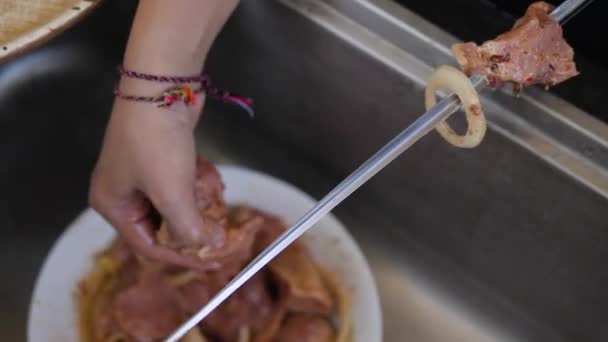 Рука кладе м'ясо на шампур — стокове відео