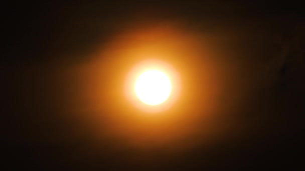 soleil orange dans le ciel