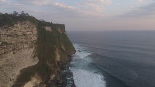 Rocas y mar Bali. Vista aérea. — Vídeos de Stock