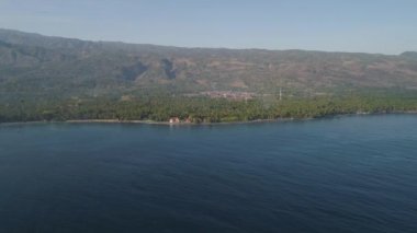 Tropikal plajlı deniz manzarası