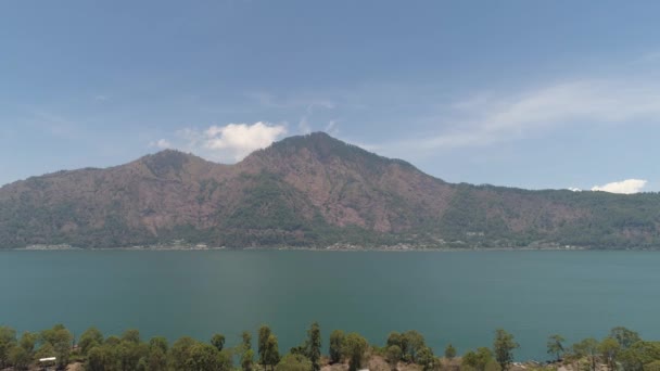 Górski krajobraz jezioro i niebo — Wideo stockowe