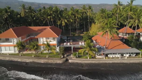 Фитнес на крыше тропического курорта — стоковое видео