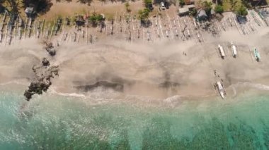 Tropik bir tatil beldesinde kumlu bir sahil