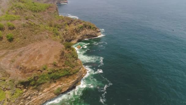 Воздушный Вид Скалистой Береговой Линии Скалами Океанский Серфинг Разбивающимися Волнами — стоковое видео