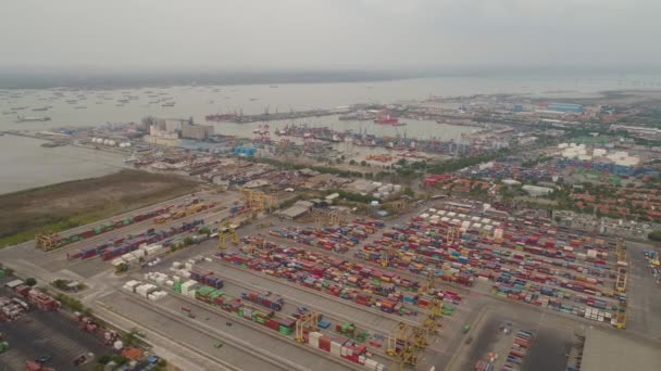インドネシアのジャワ島スラバヤの貨物・旅客港 — ストック動画
