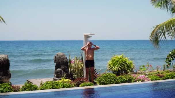 Hombre y ducha en la playa — Vídeo de stock