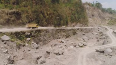 dağ toprak yol üzerinde kamyon