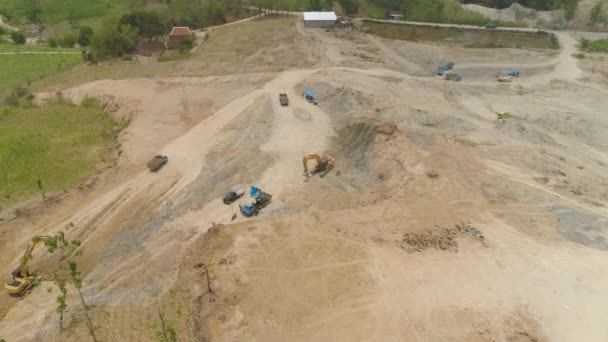 Lugar de construcción en la ladera de la montaña — Vídeos de Stock