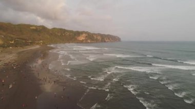 Okyanus kıyısındaki kumlu sahil Yogyakarta