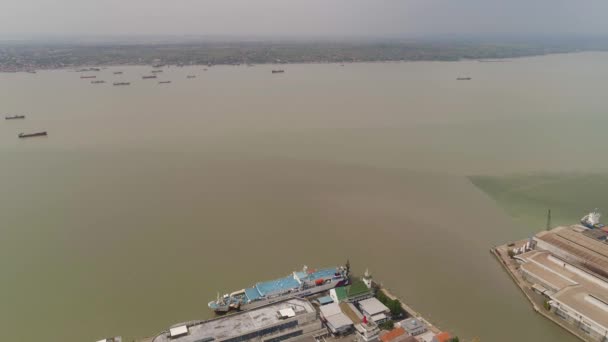 수하물 과 여객선 의항 구, 수라바야, 자바, 린네 시아 — 비디오