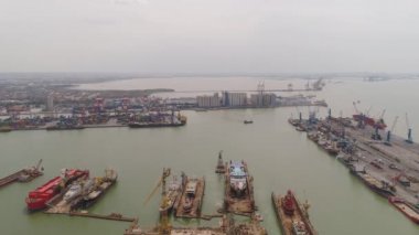 Surabaya, Java, Endonezya 'daki kargo ve yolcu limanı