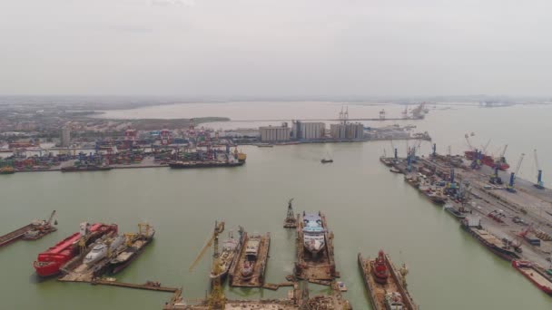 Puerto marítimo de carga y pasajeros en Surabaya, Java, Indonesia — Vídeo de stock