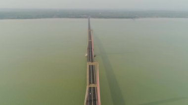 Madura Boğazı üzerindeki Java ve Madura adalarını birleştiren hava görüntülü süspansiyon kablo köprüsü. Surabaya yüksek kıyı köprüsü ve karayolu. Java, Endonezya