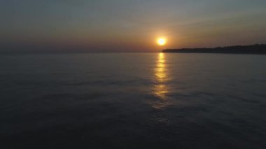 Okyanus üzerinde hava manzaralı gün doğumu. Tropikal tatil beldesinde deniz manzaralı gün doğumu