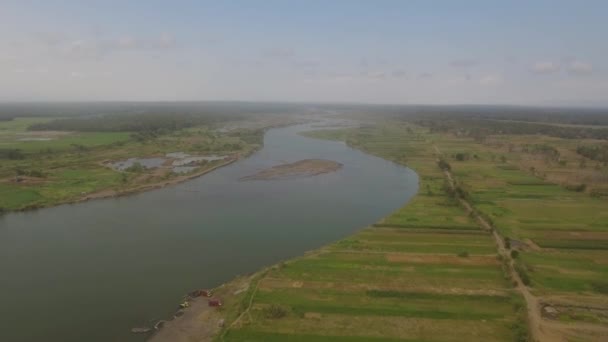 棚田と農地を通る川 ジョグ ジャカルタ インドネシア 青空農地 川の航空写真 — ストック動画