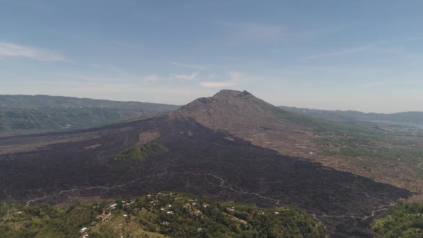 Гірський ландшафт з вулканом Батур. — стокове відео