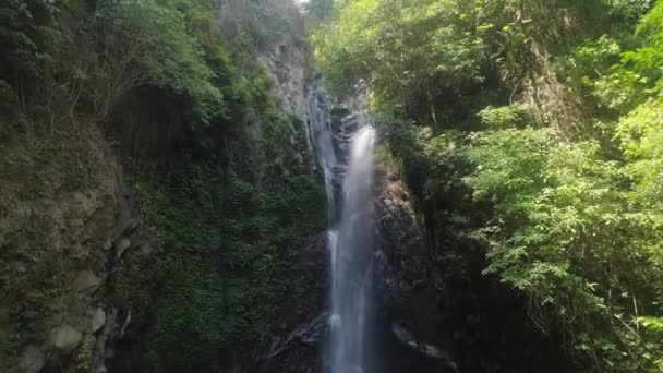 Schöner tropischer Wasserfall. — Stockvideo