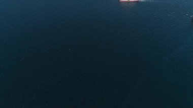 Gilimanuk limanında deniz yolcusu feribotu. Bali Endonezya.