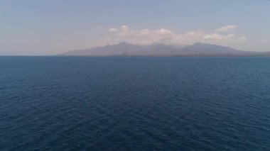 denizden adanın hava sahil. deniz manzarası deniz yüzeyine karşı dağlar. Masmavi yüzey okyanus üzerinde uçan. Seyahat kavramı