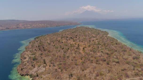 Letecký pohled krásná pláž na tropickém ostrově Menjangan. Bali, Indonésie. — Stock video