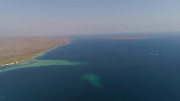 Побережье и коралловый риф — стоковое видео