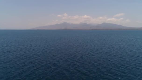 côte aérienne de l'île de la mer. paysage marin surface de la mer contre les montagnes. Survoler l'océan azur. Concept de voyage 