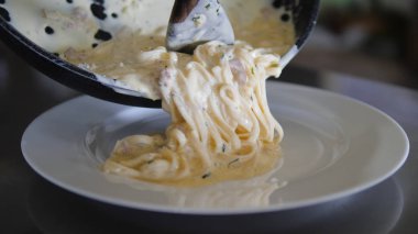 Spagetti corbonara yemek