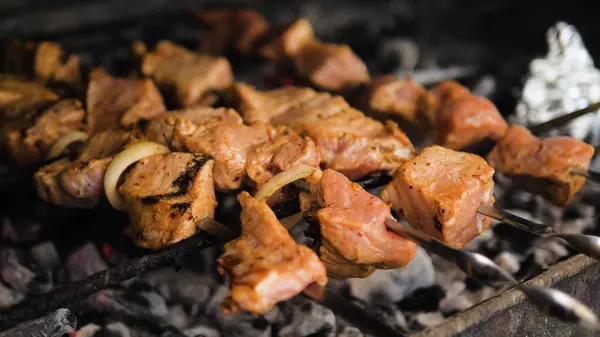 Pieczone mięso na szpikulec na węgle — Zdjęcie stockowe