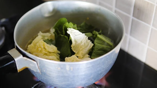Grönsaker kokas i en kastrull — Stockfoto