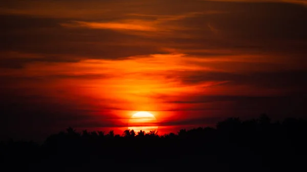 Soleil orange dans le ciel — Photo