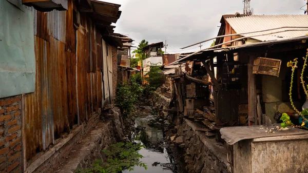 시 궁 창으로 아시아에서 빈민가 — 스톡 사진
