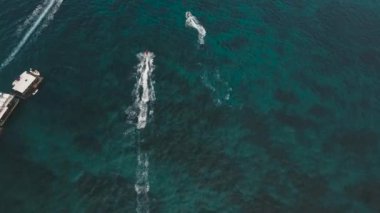 Jet ski üzerinde sürme havadan görüntüleri insanlar. ada su sporları ve rekreasyon tropikal üzerinde Boracay, Filipinler.