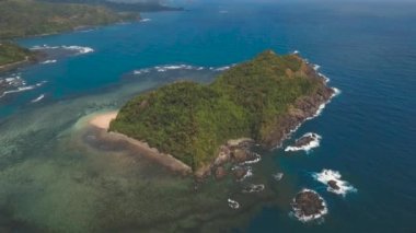 Tropik ada, kayalar ve dalgalar deniz manzarası. Catanduanes, Filipinler.