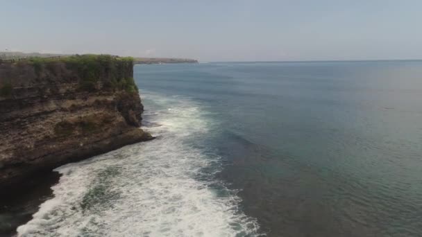 Скалы и море Бали. Вид с воздуха. — стоковое видео