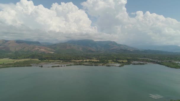 Τροπικό τοπίο, βουνά, λίμνη. — Αρχείο Βίντεο